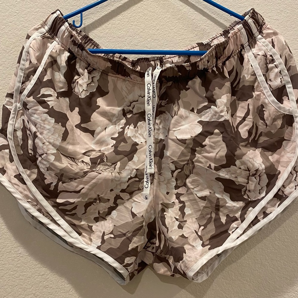 Calvin Klein floral active shorts size L